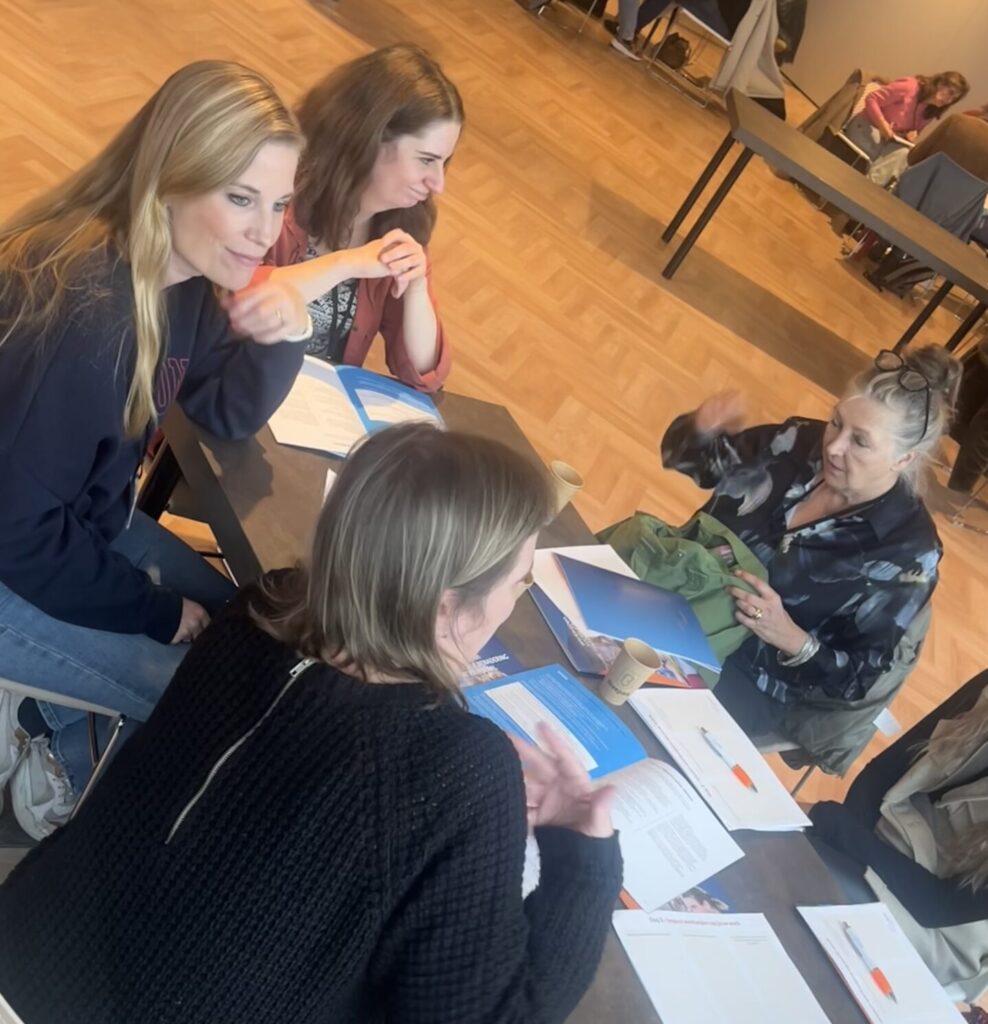 Medewerkers surplus in een groepje aan het werk op een tafel